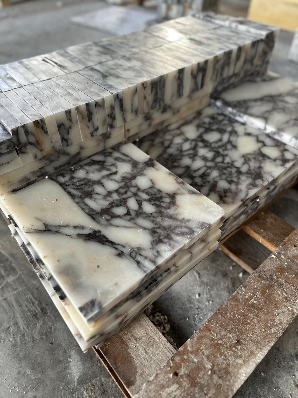 Customizable Marble Tiles: Wall and Floor Coverings